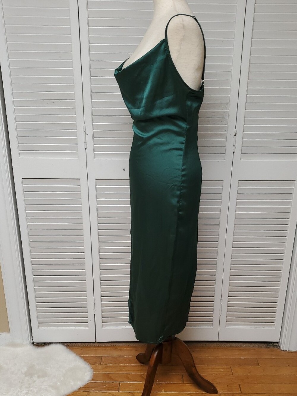 PrettyLittleThing Satin Cowl Midi Dress in Emerald - Picture 7 of 11
